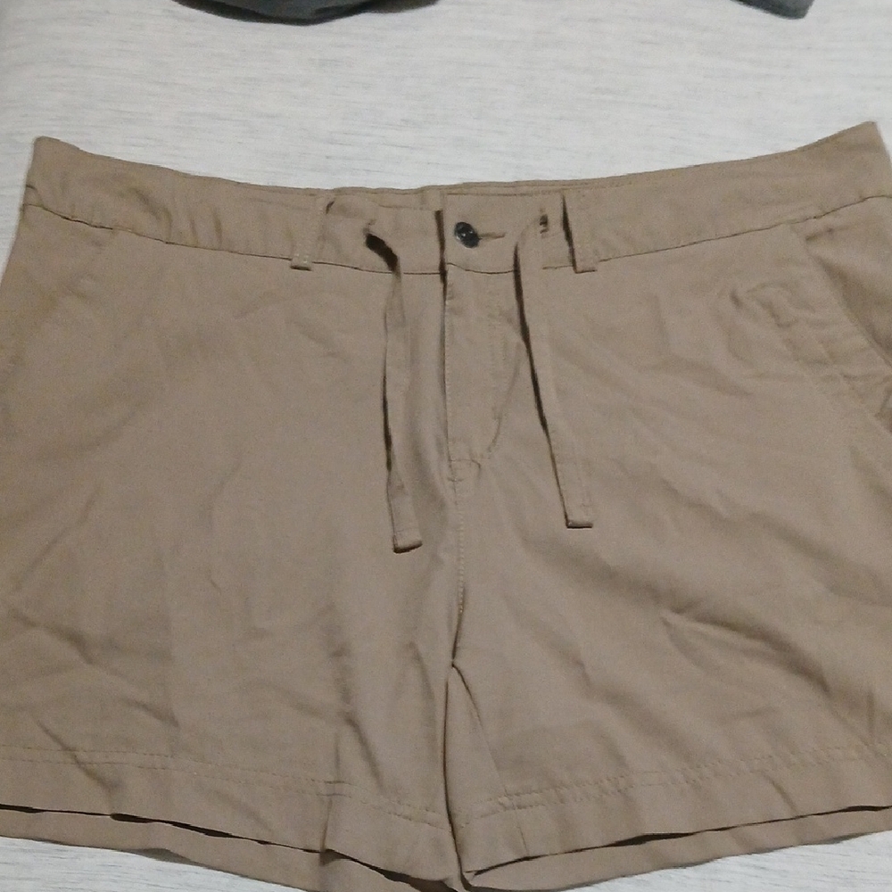 Magellan Outdoors Women's Tan Cargo Shorts